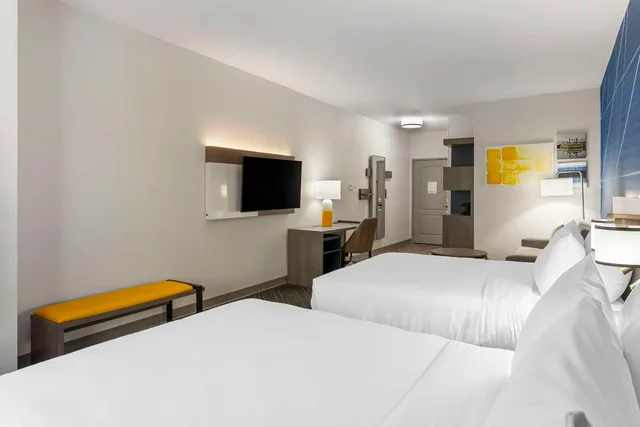 جناح بسريرين كوين، Comfort Suites Elgin Northwest 1/3