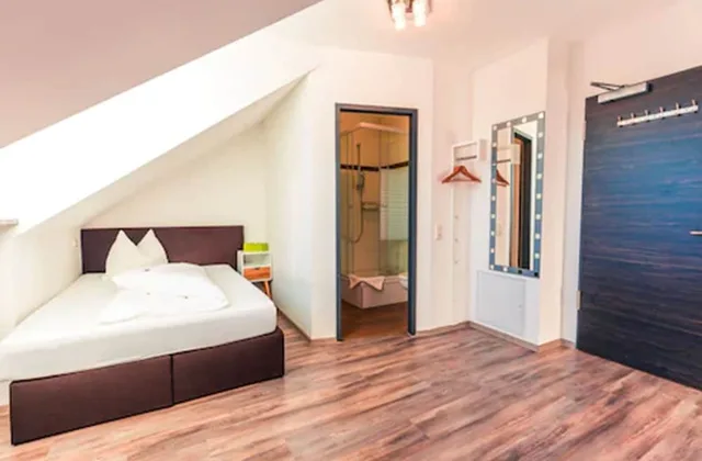 غرفة قياسية مفردة بسرير كوين، Hotel Arooma 1/5