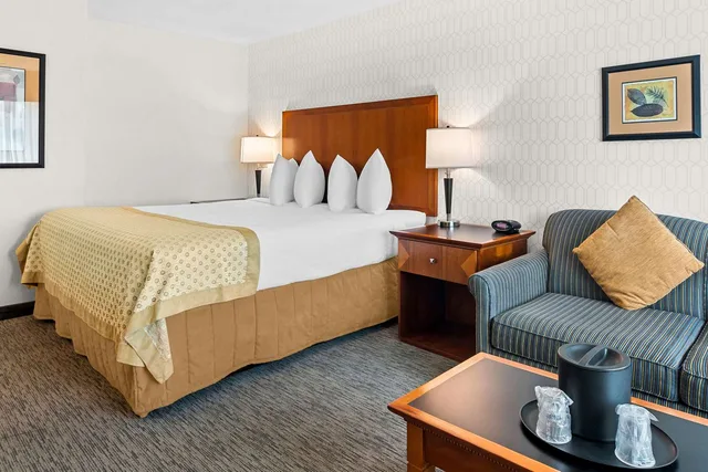 غرفة بسرير كينج مع أريكة، Best Western Plus Langley Inn 1/3