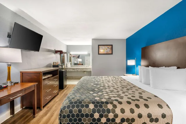 غرفة بسرير كينج للمدخنين، Econo Lodge Inn & Suites Virginia Beach - Norfolk 2/3