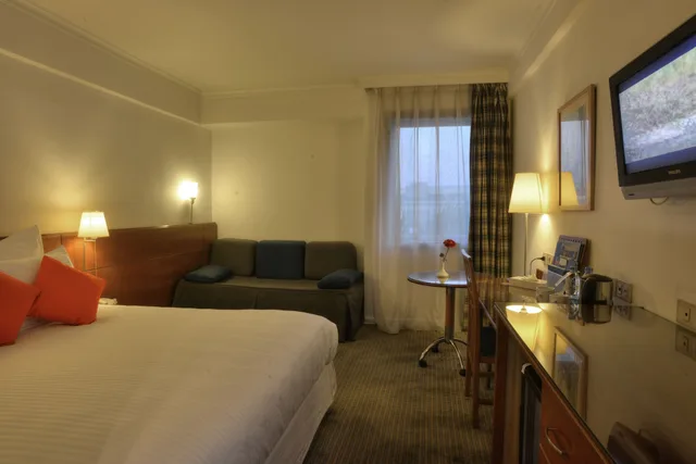 غرفة قياسية بسريرين منفصلين مع أريكة، Novotel Cairo Airport 2/10