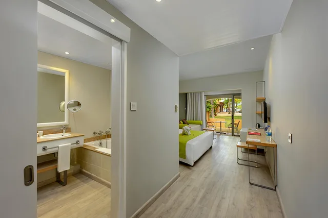 غرفة قياسية على الشاطئ مباشرة، Mauricia Beachcomber Resort Spa 1/1