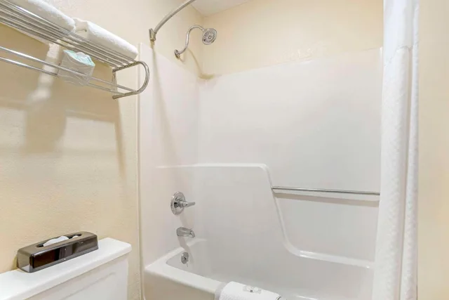 غرفة بسرير كينج بحوض استحمام لذوي الإعاقة، Quality Inn near Speedway 4/4