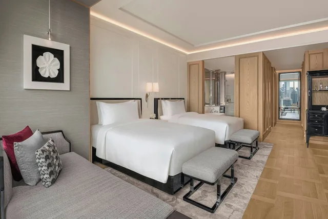 جناح عائلي بسرير كينج وسريرين مزدوجين بشرفة مع دخول صالة النادي، The Ritz-Carlton, Bangkok 2/5