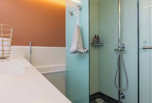 3 Bedrooms, Penthouse, 3 Double Beds, Partial Lake View, Sofa, Balcony، Kolding Hotel Apartments 7/8