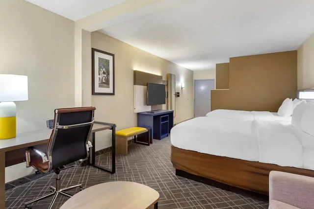 جناح بسريرين كوين، Comfort Suites Hanes Mall 2/3