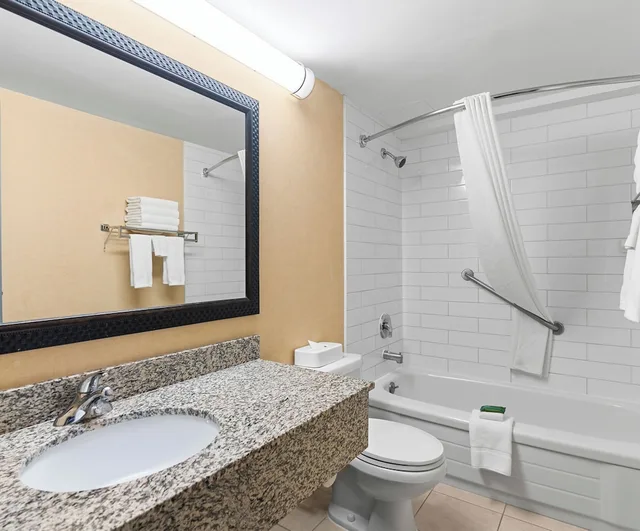 Tower, Queen Bed، Travelodge Hotel by Wyndham Saskatoon 5/6