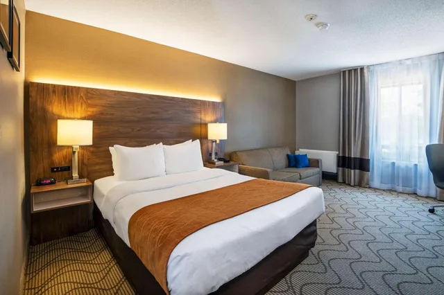 غرفة بسرير كوين مع أريكة في طابق مرتفع، Comfort Inn North Bay 1/6