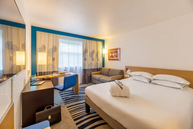 غرفة كومفورت بسرير كوين مع أريكة، B&B Hotel Lyon Nord 4 Stars 6/10