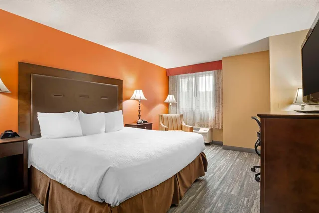 غرفة بسرير كينج بحوض استحمام لذوي الإعاقة، Best Western The Inn at Sharon/Foxboro 3/3