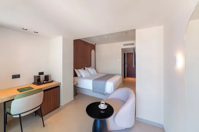 غرفة ديلوكس بسرير مزدوج بإطلالة جزئية على البحر، Alizo Boutique Hotel & Spa - Adults Only 3/6