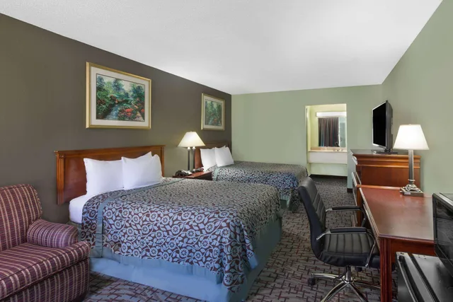 جناح بسريرين مزدوجين مع أريكة بمطبخ صغير، Days Inn By Wyndham Mccomb Ms 3/3