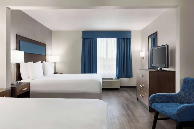 غرفة بسرير كينج وسرير كوين، Wingate by Wyndham Southport 1/6