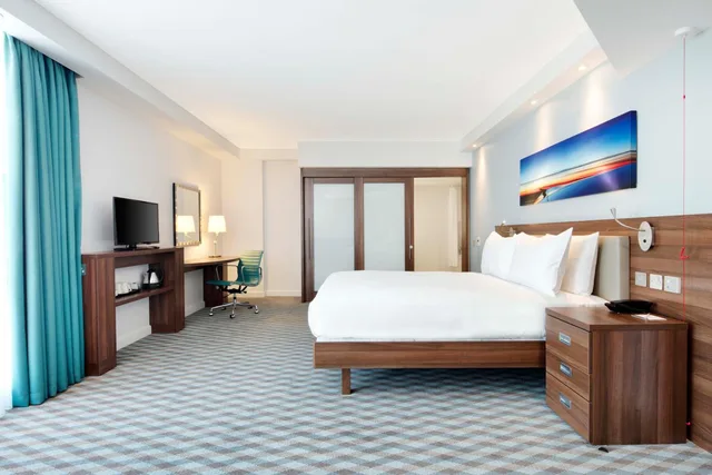 Room, Queen Bed, Runway View, Sofa, Accessible، Hampton By Hilton London Stansted Airport 2/10