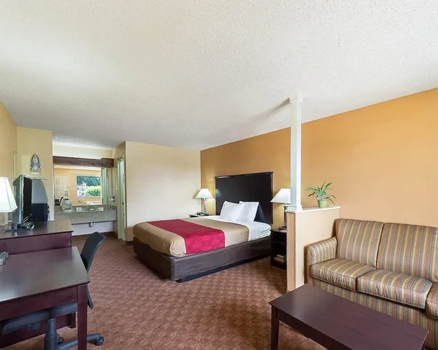 جناح بسرير كينج مع أريكة للمدخنين، Econo Lodge Inn & Suites San Antonio near Frost Bank Center 2/5