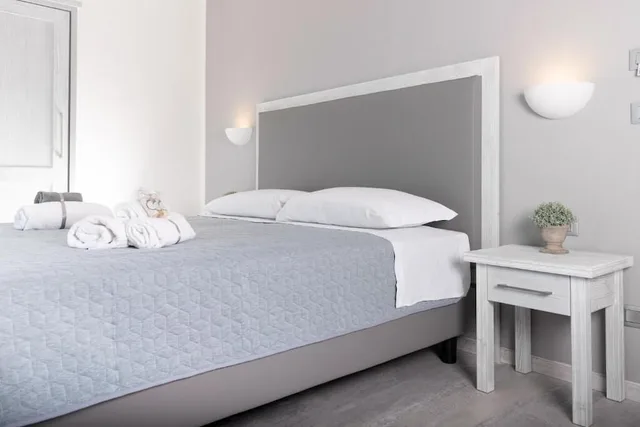 غرفة بسرير كوين بإطلالة على البحر بشرفة، Hotel Gli Ulivi 3/10