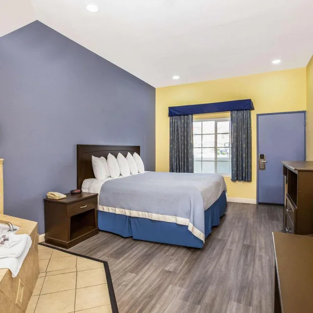جناح ديلوكس بسرير كينج، Days Inn By Wyndham Banning Casino/Outlet Mall 3/6