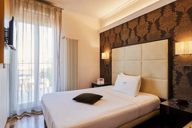 Room, French Bed, with View، Touring Hotel Bologna 2/8