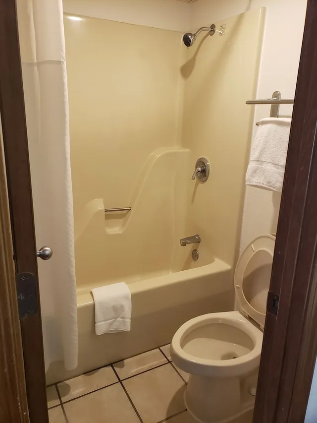 Standard, King Bed, Super 8 By Wyndham Clinton 2/2