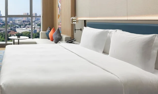 غرفة بريميوم بسرير كينج بإطلالة على النهر، Crowne Plaza Huaihua by IHG 2/4