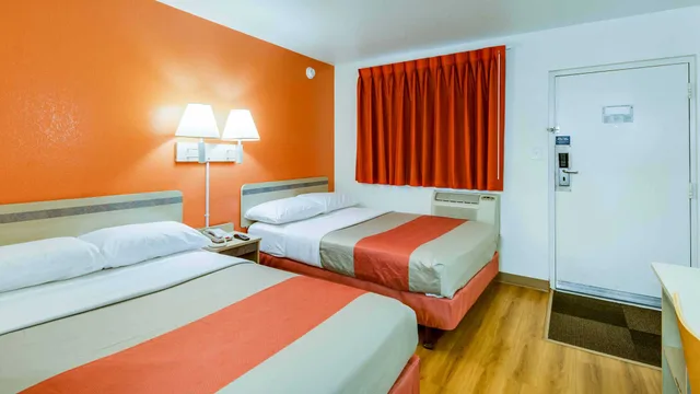 2 Full Beds - Non-Smoking، Motel6 Schiller Park, IL - Chicago O'Hare 1/3