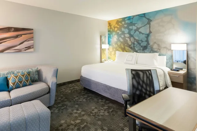 غرفة بسرير كينج، Courtyard Dallas Mesquite 2/3