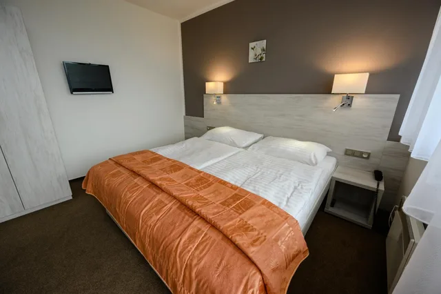 جناح، Hotel Vega Luhacovice 4/6