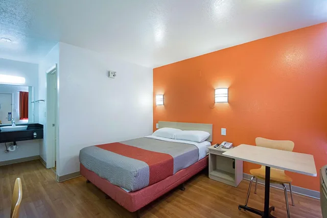 غرفة بسرير مزدوج لذوي الإعاقة، Motel6 Mcallen, TX 8/10