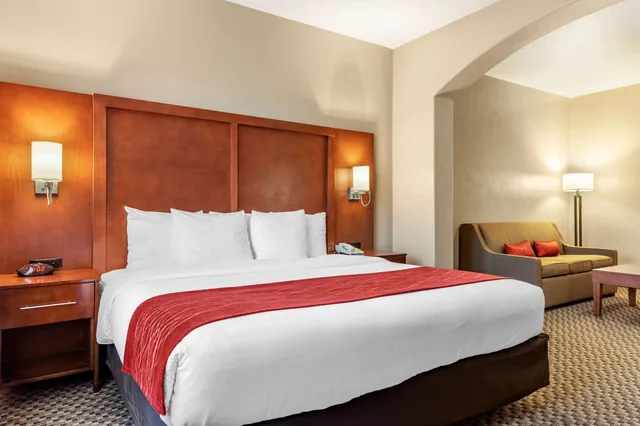 جناح بسرير كينج، Comfort Inn at Convention Center 1/7