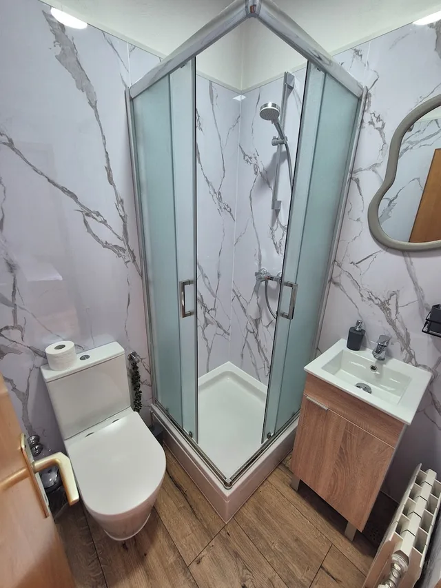 غرفة كلاسيكية ثلاثية بثلاثة أسرّة بشرفة، Guesthouse Varnica 6/8
