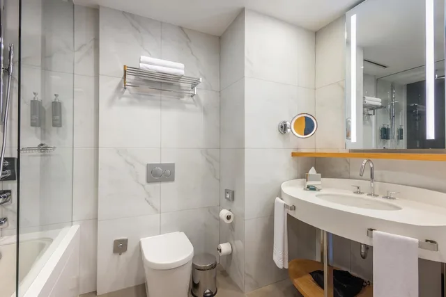 جناح جونيور بسرير كينج بإطلالة على البحر بحوض استحمام، Doubletree By Hilton Hotel Istanbul - Moda 7/9