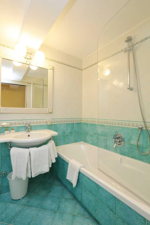 Room, Double Bed, Lateral Side Sea View, Balcony، La Vue D' Or 4/4