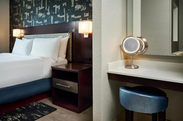 غرفة مفردة بسرير كينج مع أريكة بحوض جاكوزي، Hotel Alex Johnson Rapid City Curio Collection By Hilton 5/6