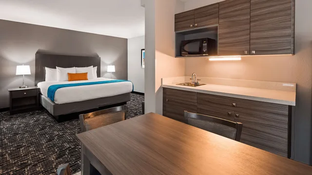 غرفة قياسية ركنية بسرير كينج بمطبخ صغير، Best Western Plus Sun Canyon 6/10