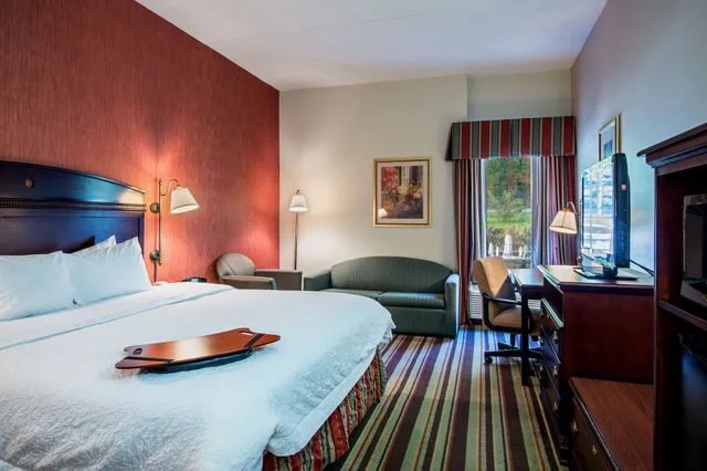 Study, King Bed, Sofa، Hampton Inn Sturbridge 1/5