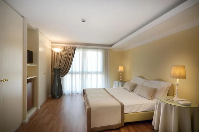 Deluxe, Double Bed, Ambasciatori Palace 2/5