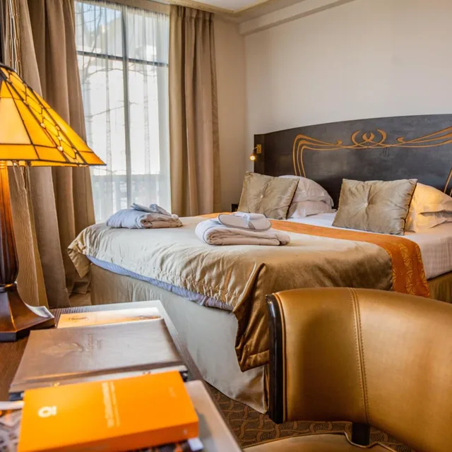 جناح جونيور، Hotel Jehan de Beauce 7/10