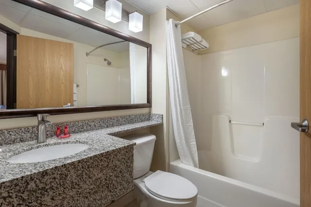 غرفة قياسية بسريرين كوين، SureStay Plus Hotel by Best Western Litchfield 7/9