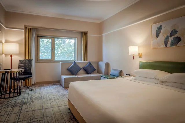 غرفة قياسية بسرير كينج بإطلالة على الحديقة، Metropark Lido Hotel 1/6