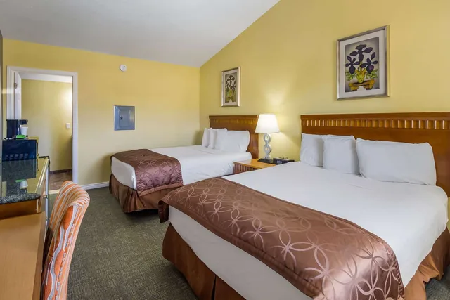 Efficiency, 2 Queen Beds, Smoking، Rodeway Inn Casper 1/6