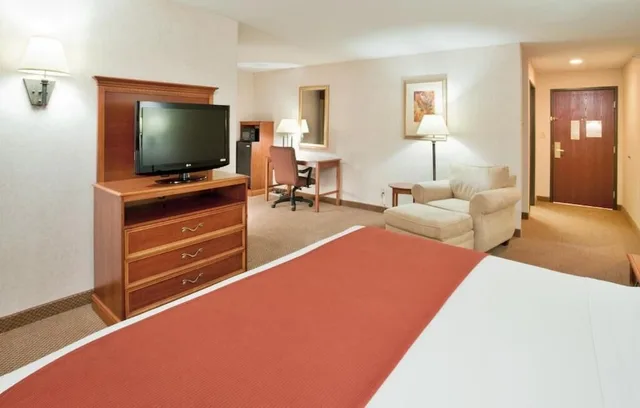 غرفة بسرير كينج لذوي الإعاقة، Seasons Inn Suites Highland 1/1