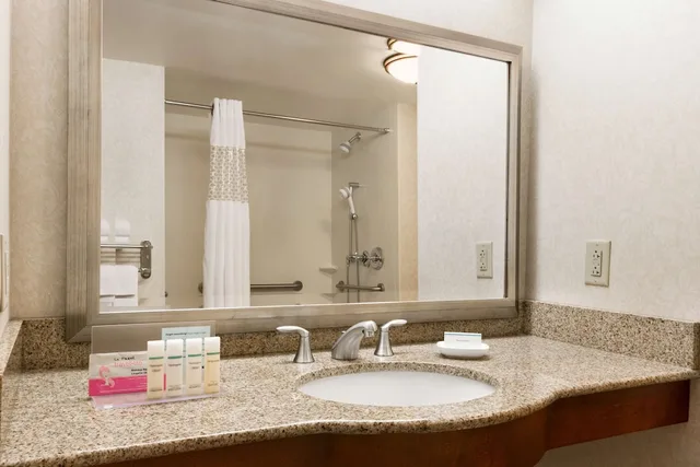 غرفة بسرير كينج بحوض استحمام لذوي الإعاقة، Hampton Inn Warrenton 5/9