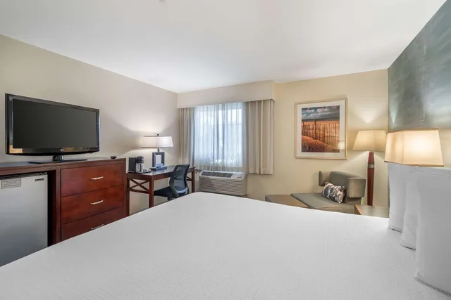 غرفة بسرير كينج لذوي الإعاقة، Best Western Plus Carpinteria Inn 3/4