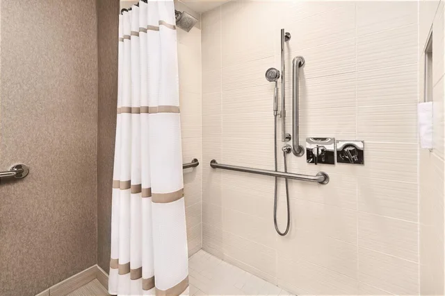 غرفة بسرير كينج بحوض استحمام لذوي الإعاقة، Cleveland Marriott East 8/8