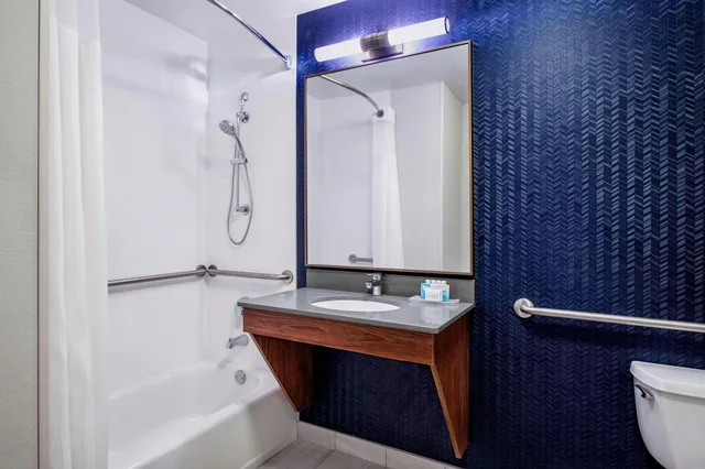 غرفة بسرير كينج، Fairfield Inn And Suites Kelowna 2/9