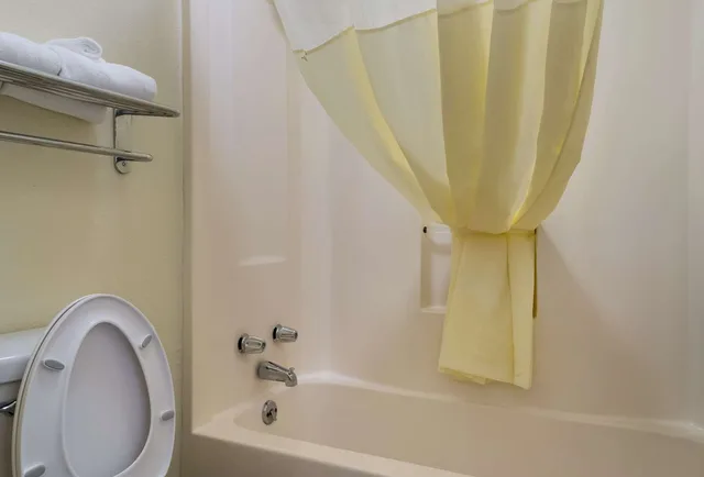 غرفة بسرير كينج للمدخنين، Quality Inn Brownsville TN 5/5