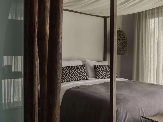 جناح بسرير كينج بمسبح خاص، Aulus Lindos Rhodes Resort, Curio Collection by Hilton 2/6