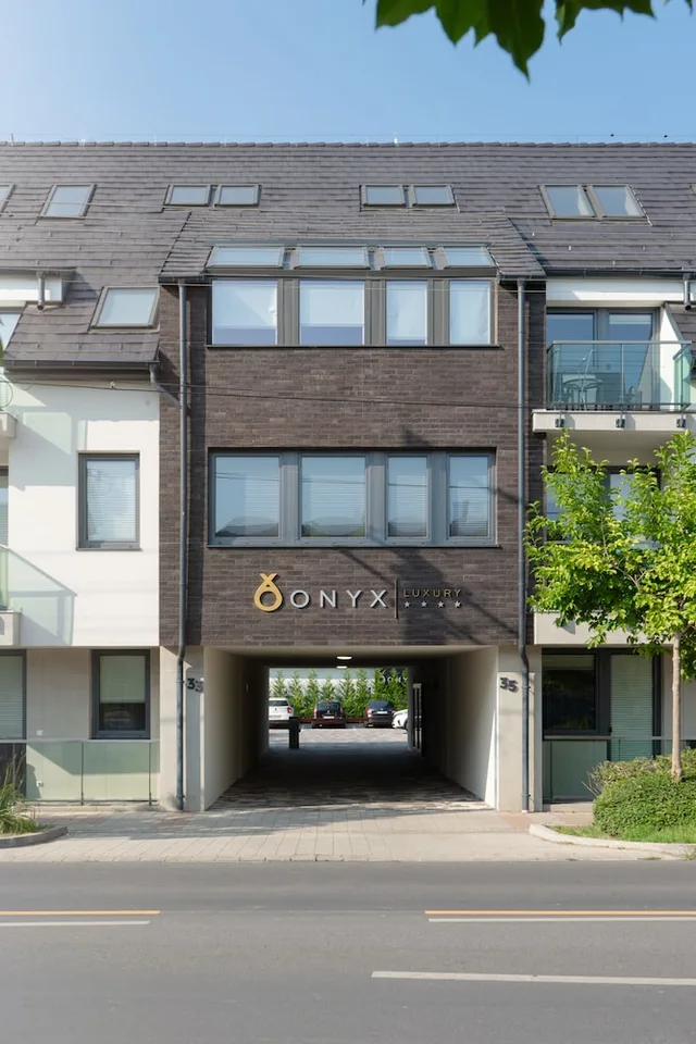 Onyx Luxury، Sarvar 2/50