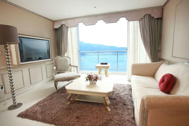 1 Bedroom, Royal, Ocean, Suite, King Bed, Ocean View, 2 Bathrooms، Hotel Riviera Geoje 1/2