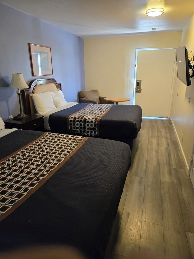 Suite, 3 Queen Beds, Rodeway Inn & Suites Blythe I-10, CA 10/10